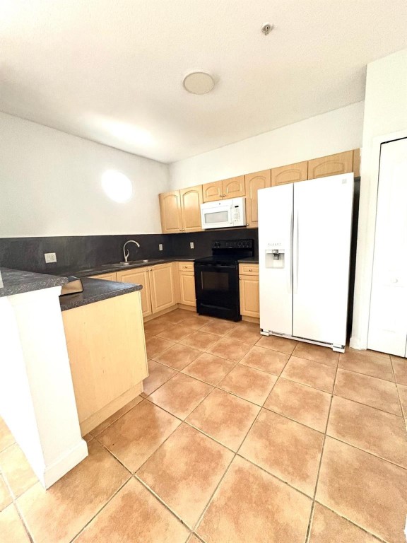 COURTYARDS THREE CONDO - Residential