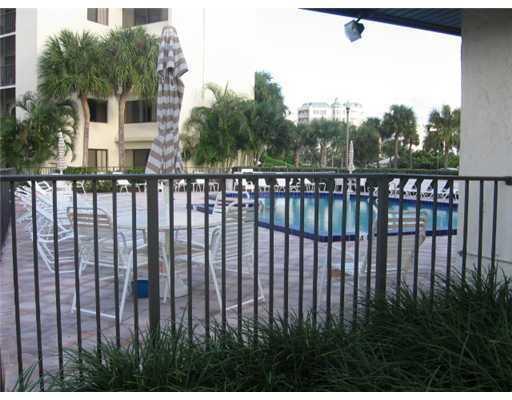 THIS IS NOT AN ANNUAL RENTAL, AVAILABLE OFF SEASON ONLY. FULLY FURNISHED, SHORT WALK TO BEACH.
