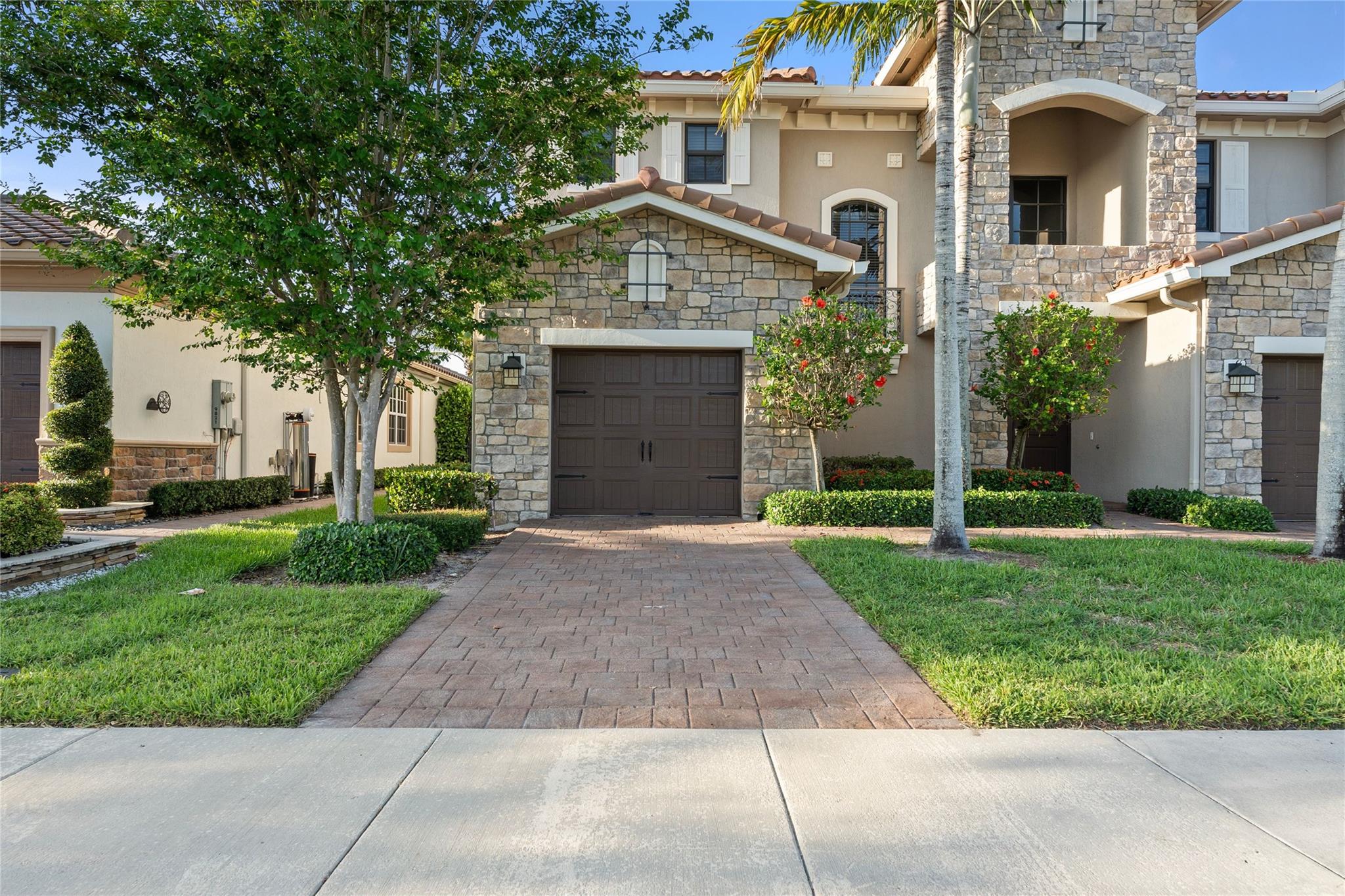 9811 Lakeview Ln