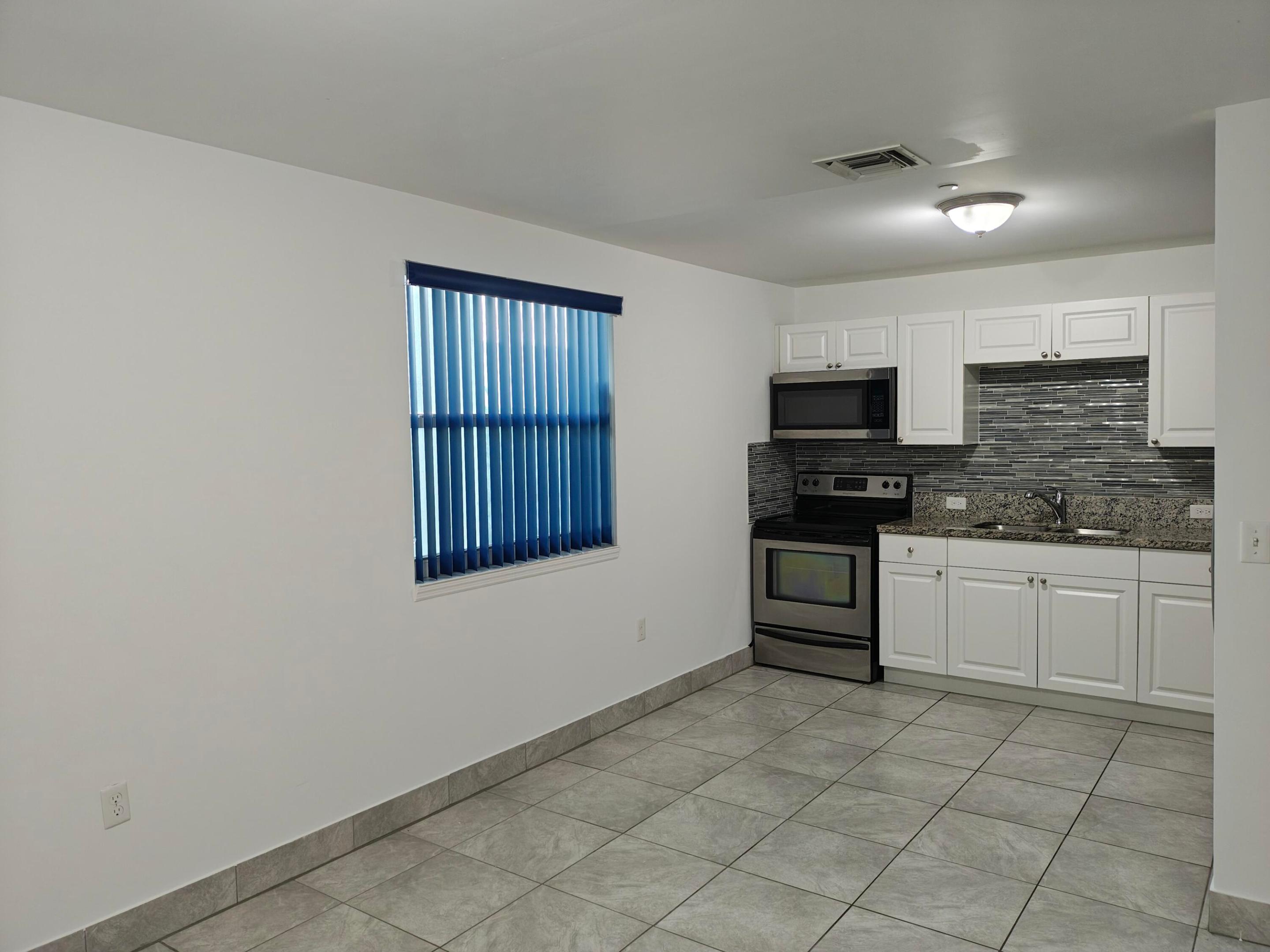 HOLLYWOOD PARK - Residential Lease