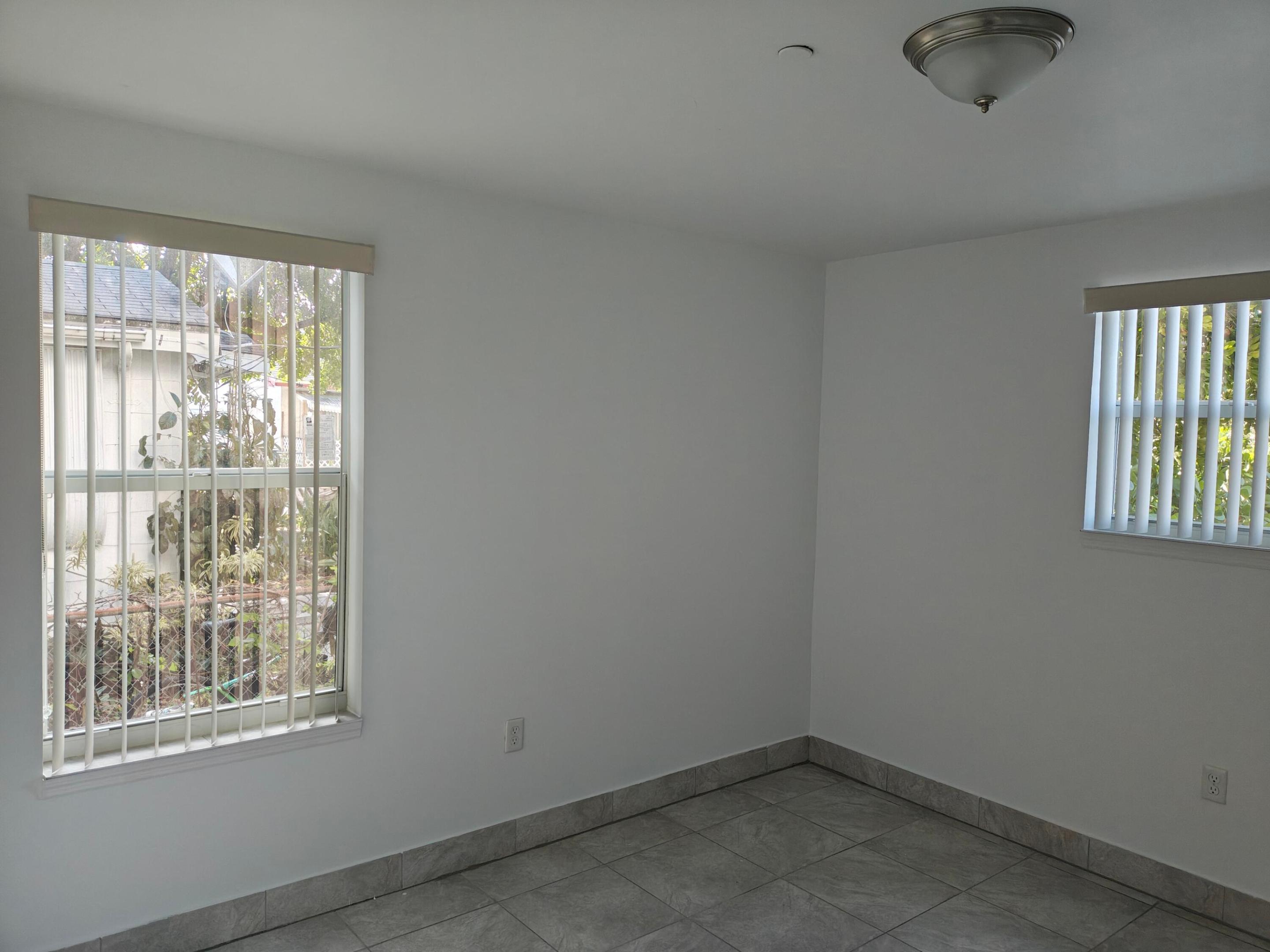 HOLLYWOOD PARK - Residential Lease