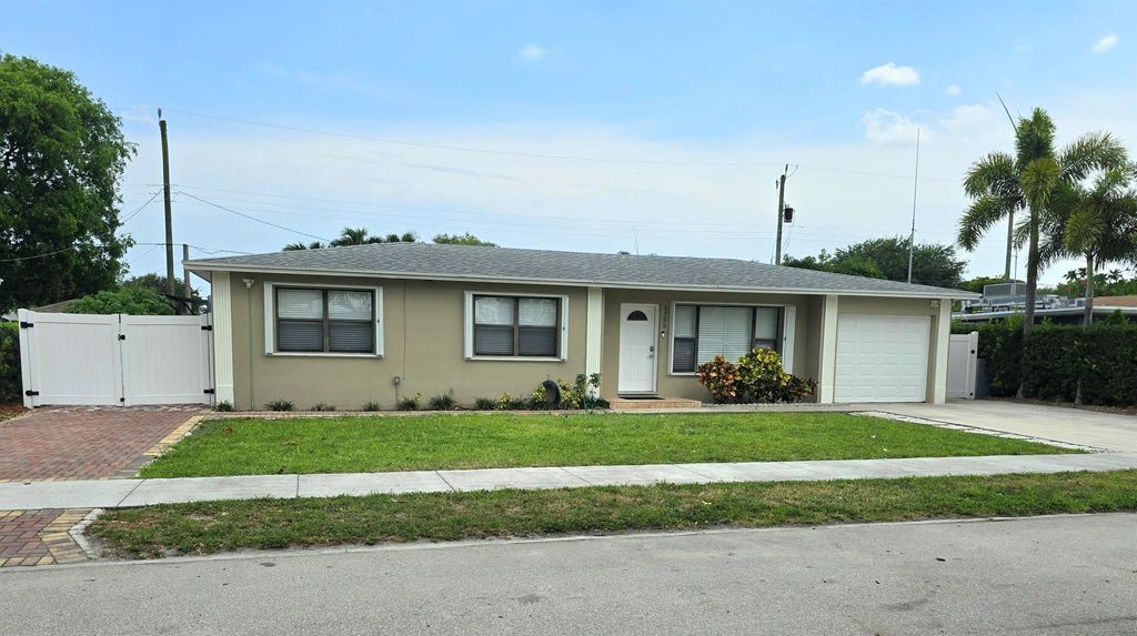 Photo of 1755 15 Avenue N, Lake Worth Beach, FL 33460 (MLS # R11045993)