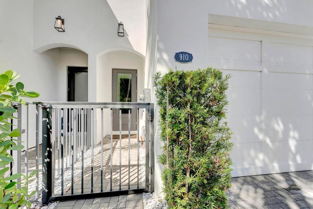 Photo of 910 Hamilton Lane, Delray Beach, FL 33483 (MLS # R10947522)