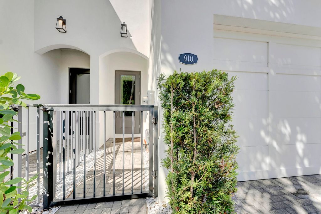 Photo of 910 Hamilton Lane, Delray Beach, FL 33483 (MLS # R10947522)