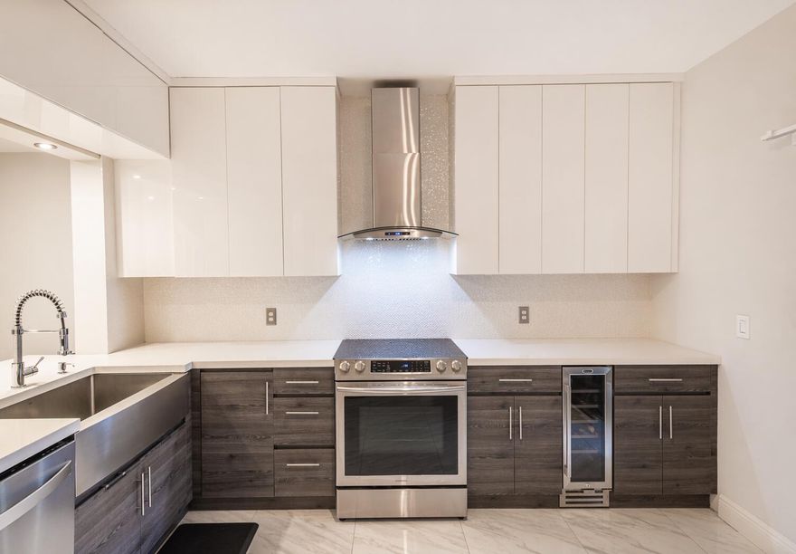 Beautifully updated townhouse for rent featuring 2 spacious bedrooms, each with its own en-suite bathroom. Located in a family-friendly community in an excellent location—just minutes from shopping, dining, and major roads.