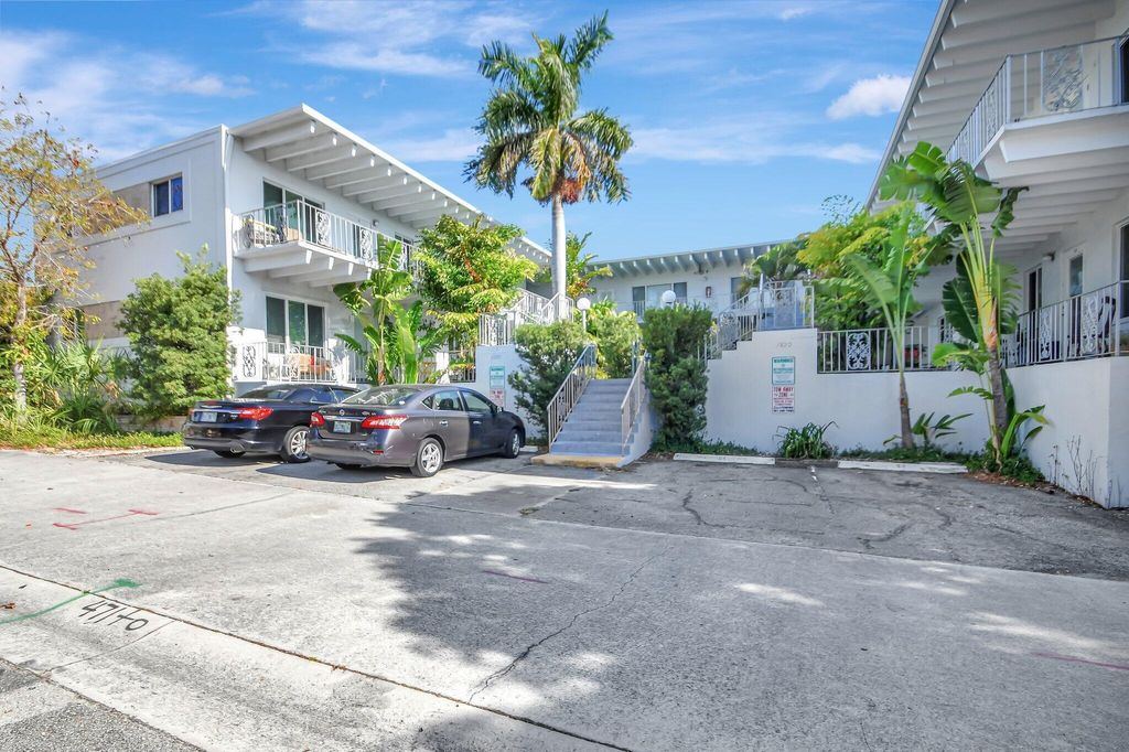 Photo of 1520 Lake Avenue #2b, Lake Worth, FL 33460 (MLS # R11119718)