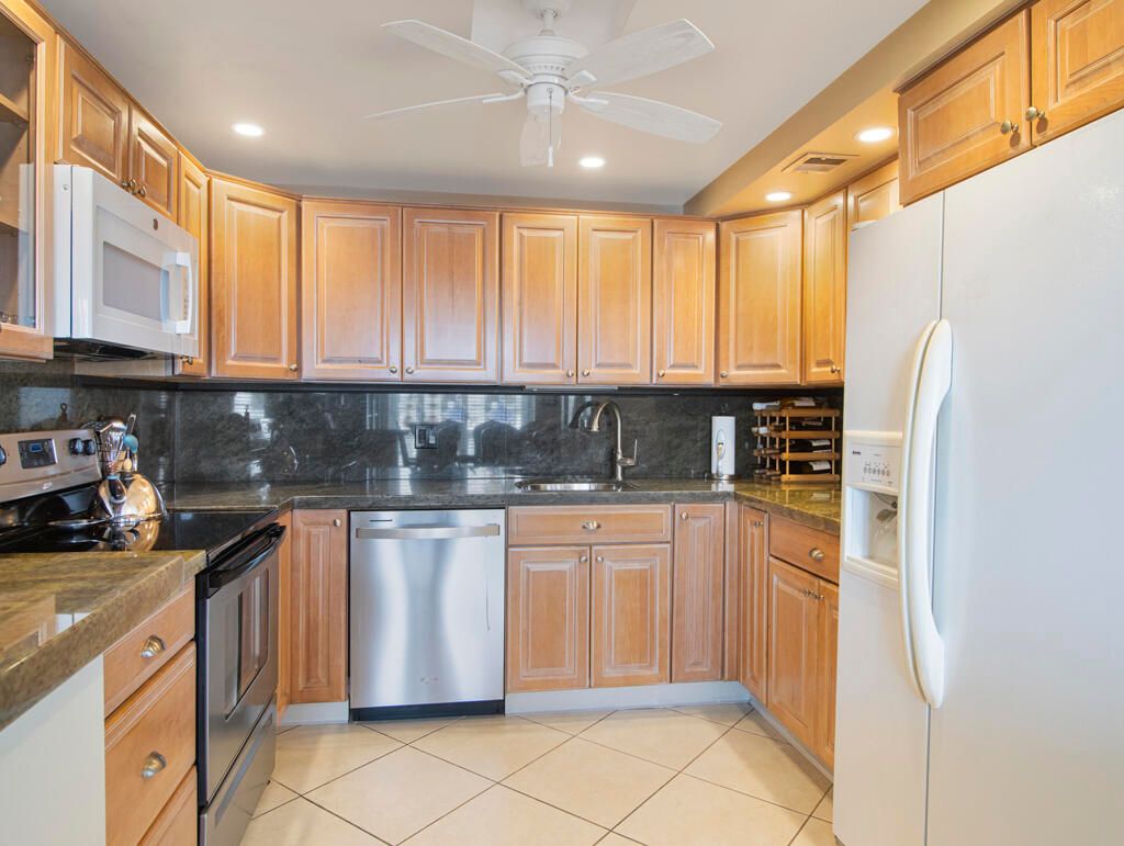 Photo of 305 Wellington D Cir, West Palm Beach, FL 33417 (MLS # B26012030)