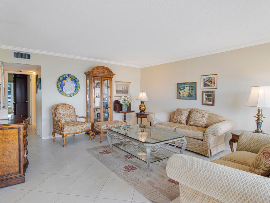 Photo of 305 Wellington D Cir, West Palm Beach, FL 33417 (MLS # B26012030)