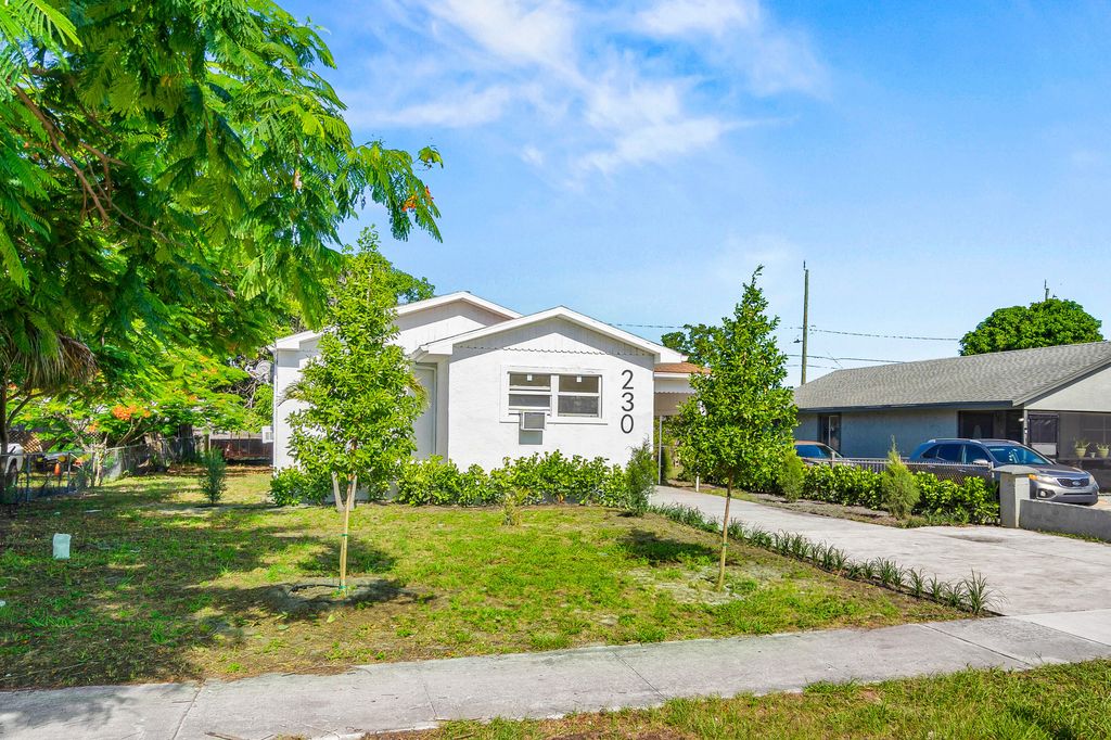 Photo of 230 SW 6th Avenue, Delray Beach, FL 33444 (MLS # R11112710)