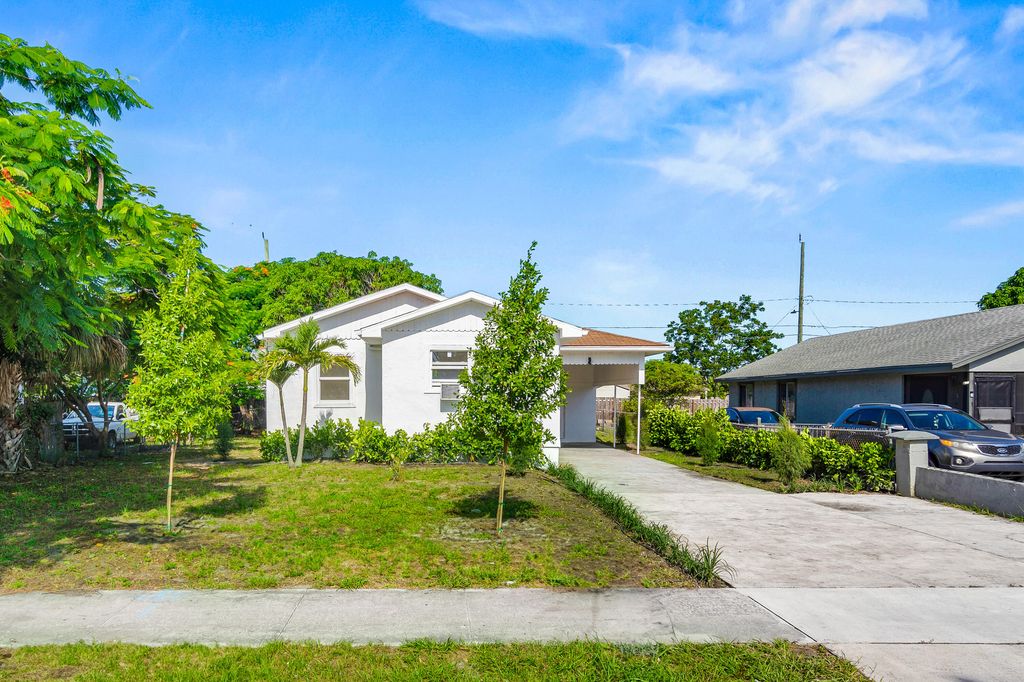 Photo of 230 SW 6th Avenue, Delray Beach, FL 33444 (MLS # R11112710)