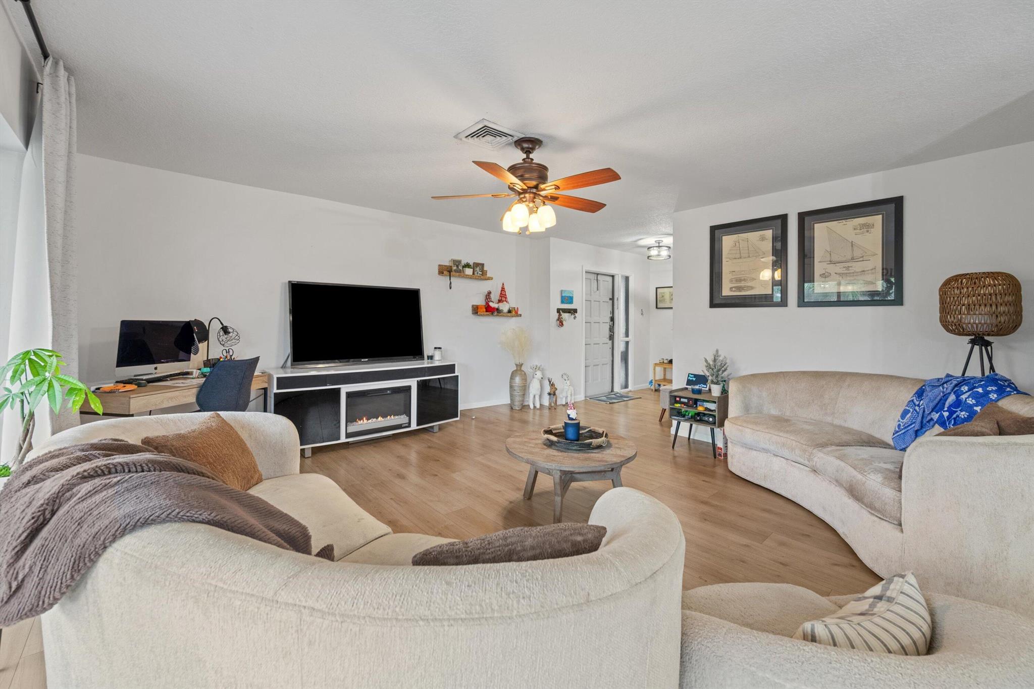 View photos, virtual tours, details... 404 Pine Tree Court 6