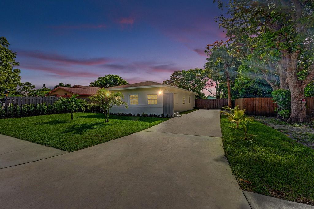 Photo of 321 NW 5th Avenue, Delray Beach, FL 33444 (MLS # R10904132)