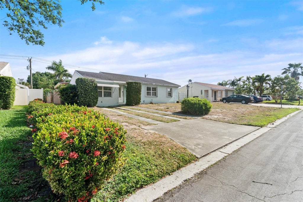 Photo of 939 Lytle Street, West Palm Beach, FL 33405 (MLS # F10507237)