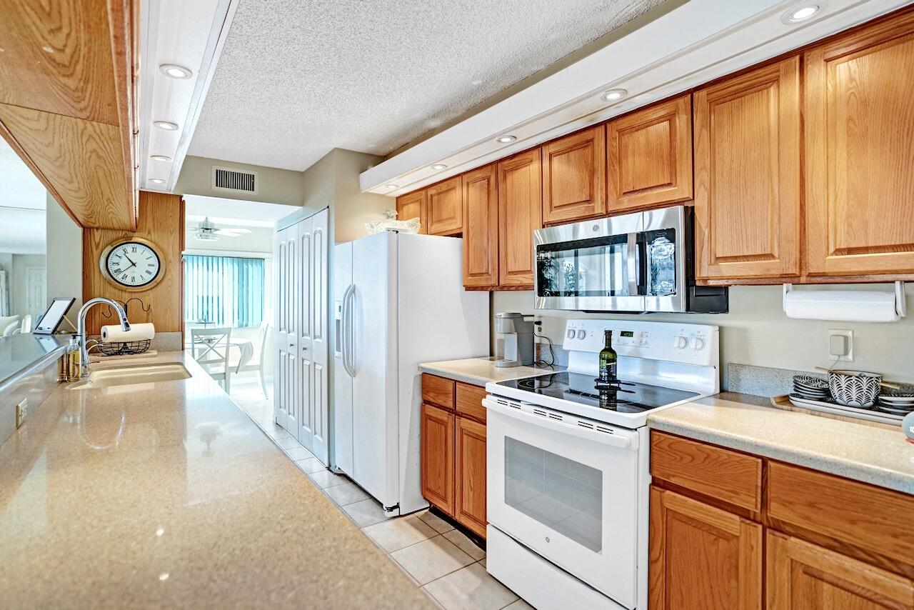 HALF MOON BAY CONDO - Residential Lease