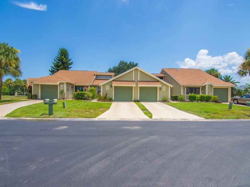 Photo of 1494 SE Colchester Circle, Port Saint Lucie, FL 34952 (MLS # B26060523)