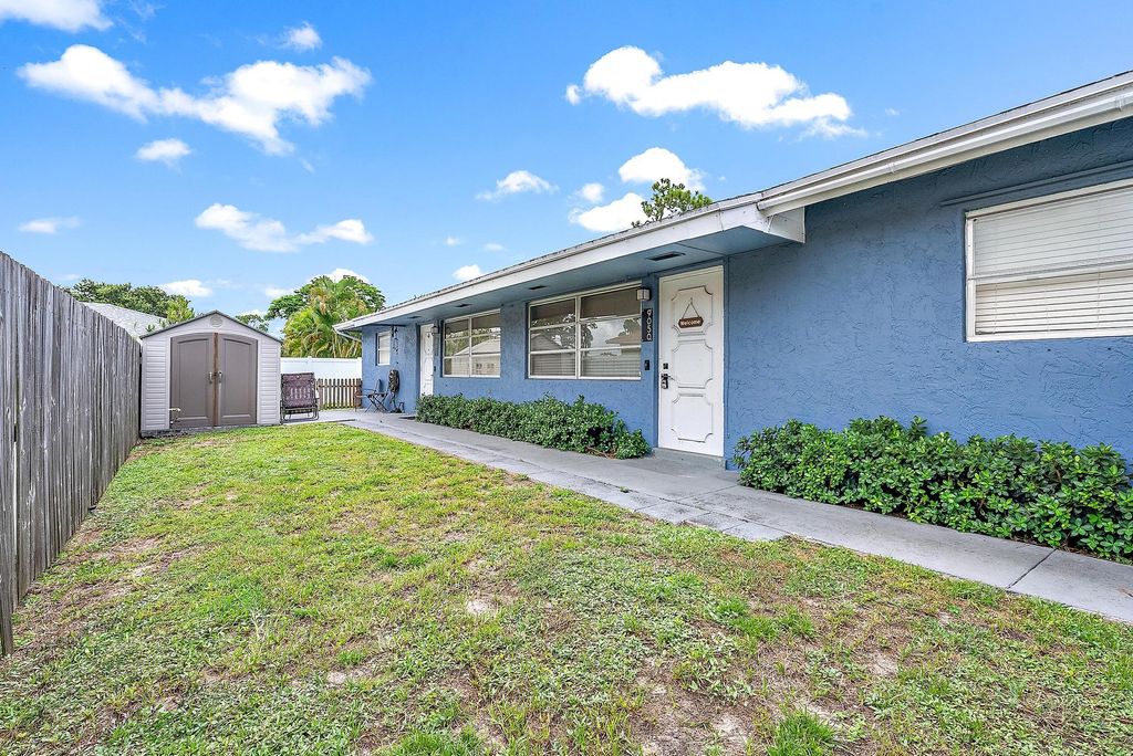 Photo of 9050 E Highland Pines Boulevard, Palm Beach Gardens, FL 33418 (MLS # R11009591)