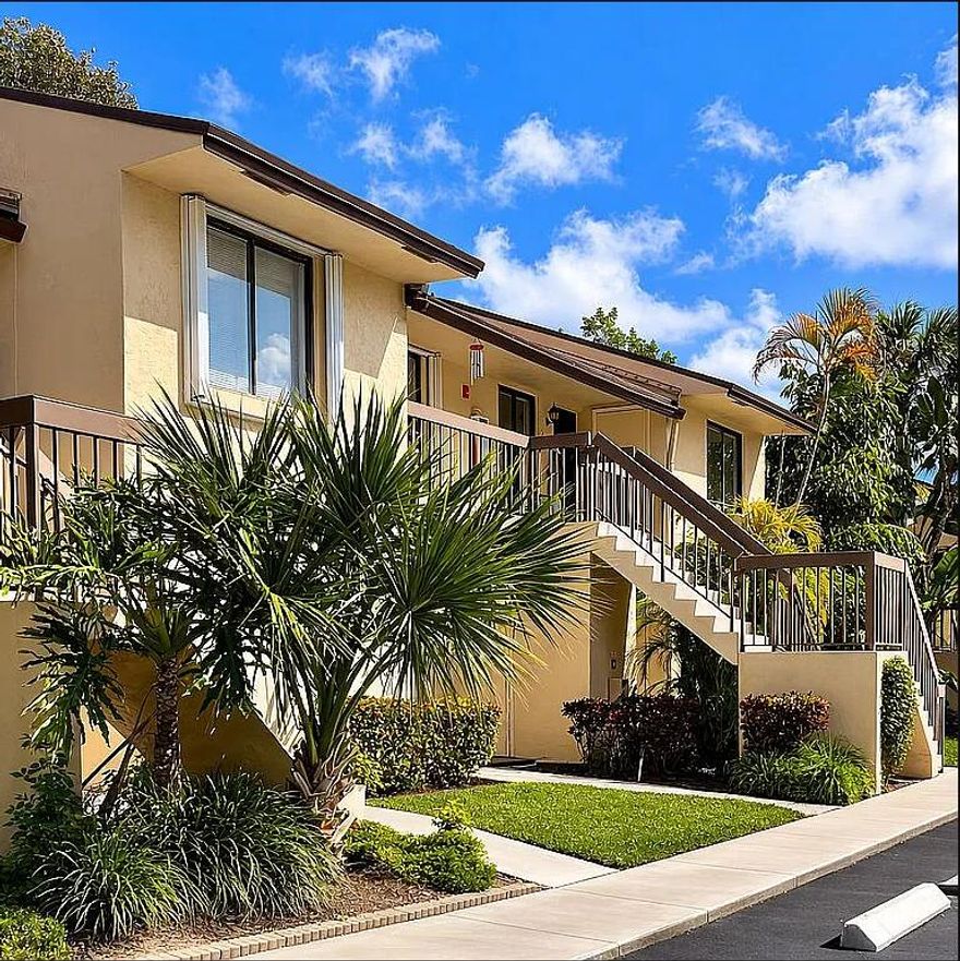 Clean spacious apartment in the heart of Boca Raton close to all major highways and shopping. can rent right away Vaulted ceilings new appliances and AC water heater.