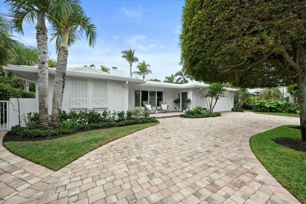 Photo of 232 Cove Place, Jupiter Inlet Colony, FL 33469 (MLS # R11065381)