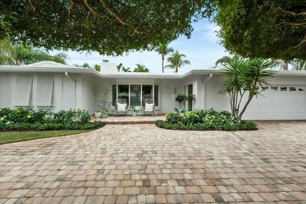 Photo of 232 Cove Place, Jupiter Inlet Colony, FL 33469 (MLS # R11065381)