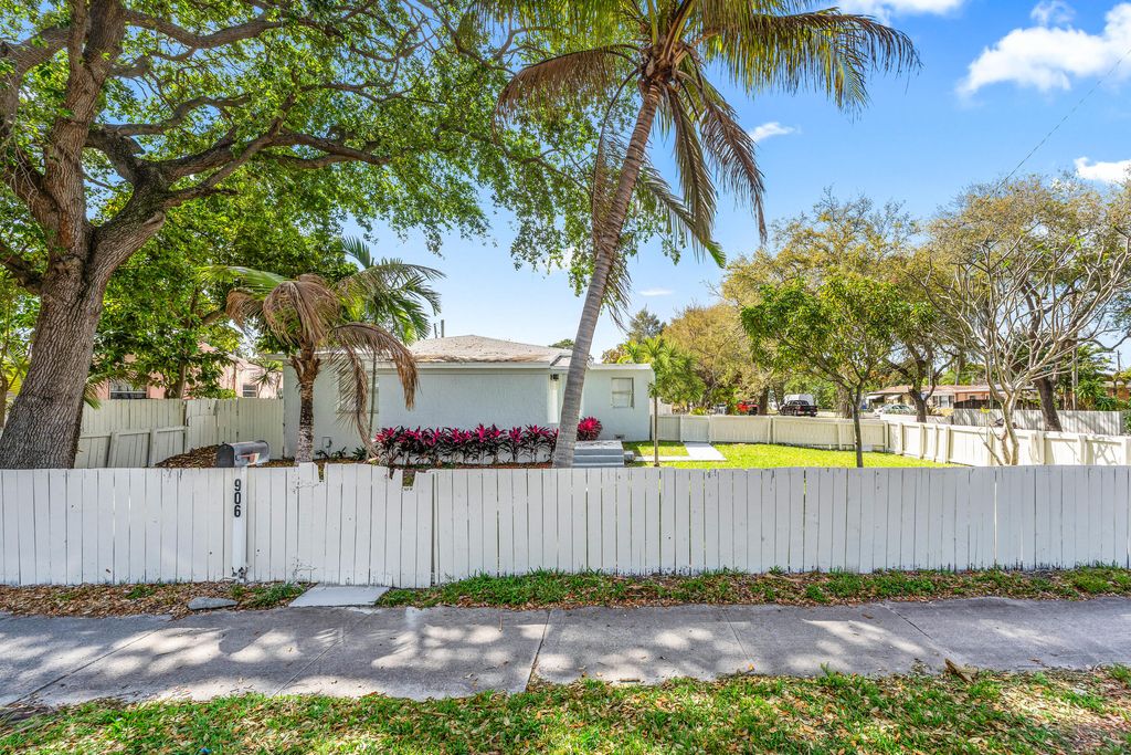 Photo of 906 S 26th Avenue, Hollywood, FL 33020 (MLS # B26003157)