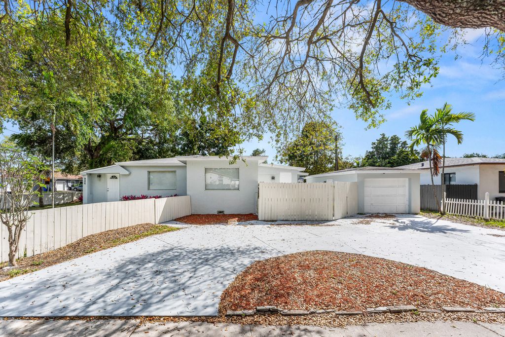 Photo of 906 S 26th Avenue, Hollywood, FL 33020 (MLS # B26003157)