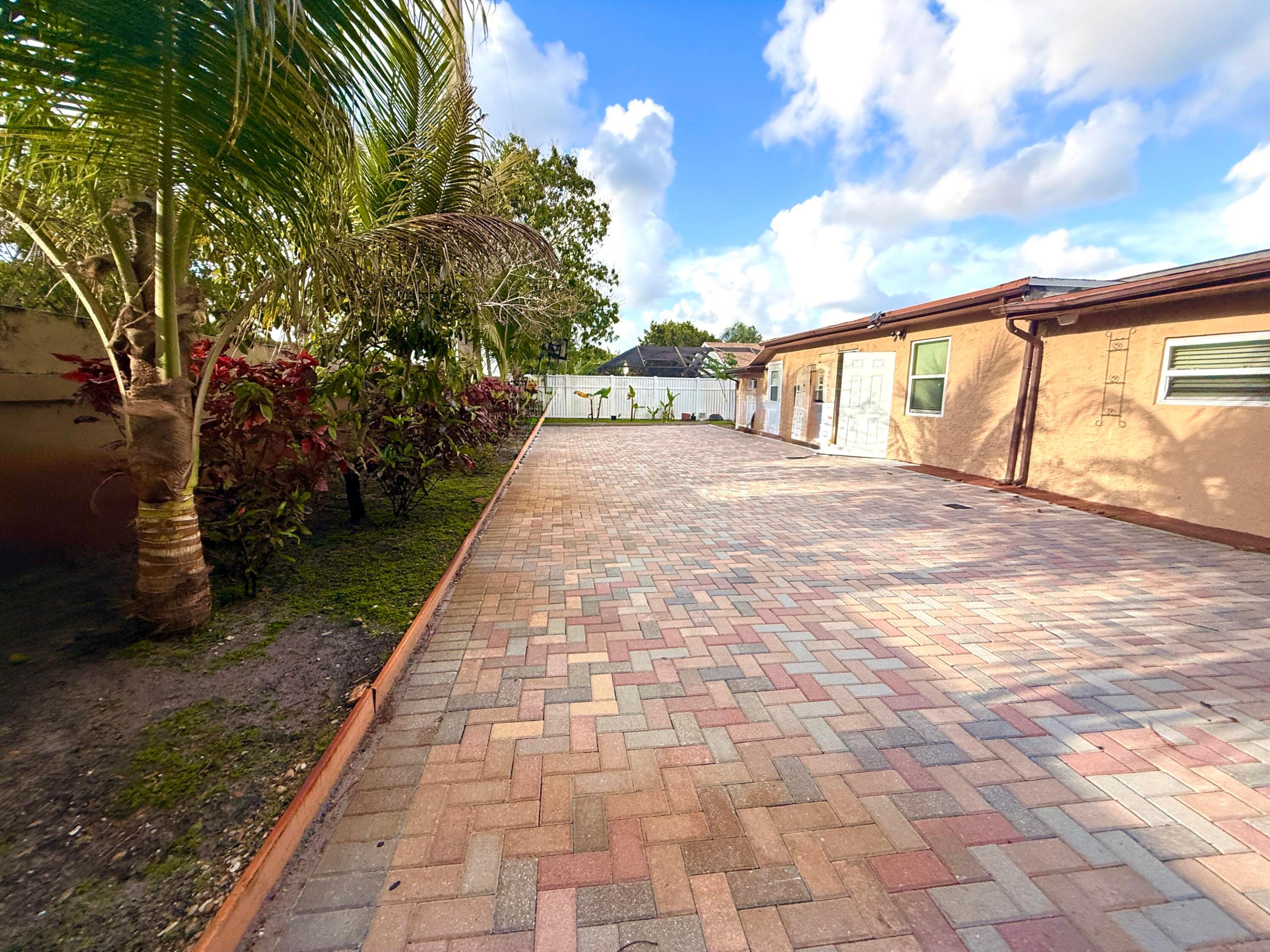 5279 W Woodstone Cir Circle W