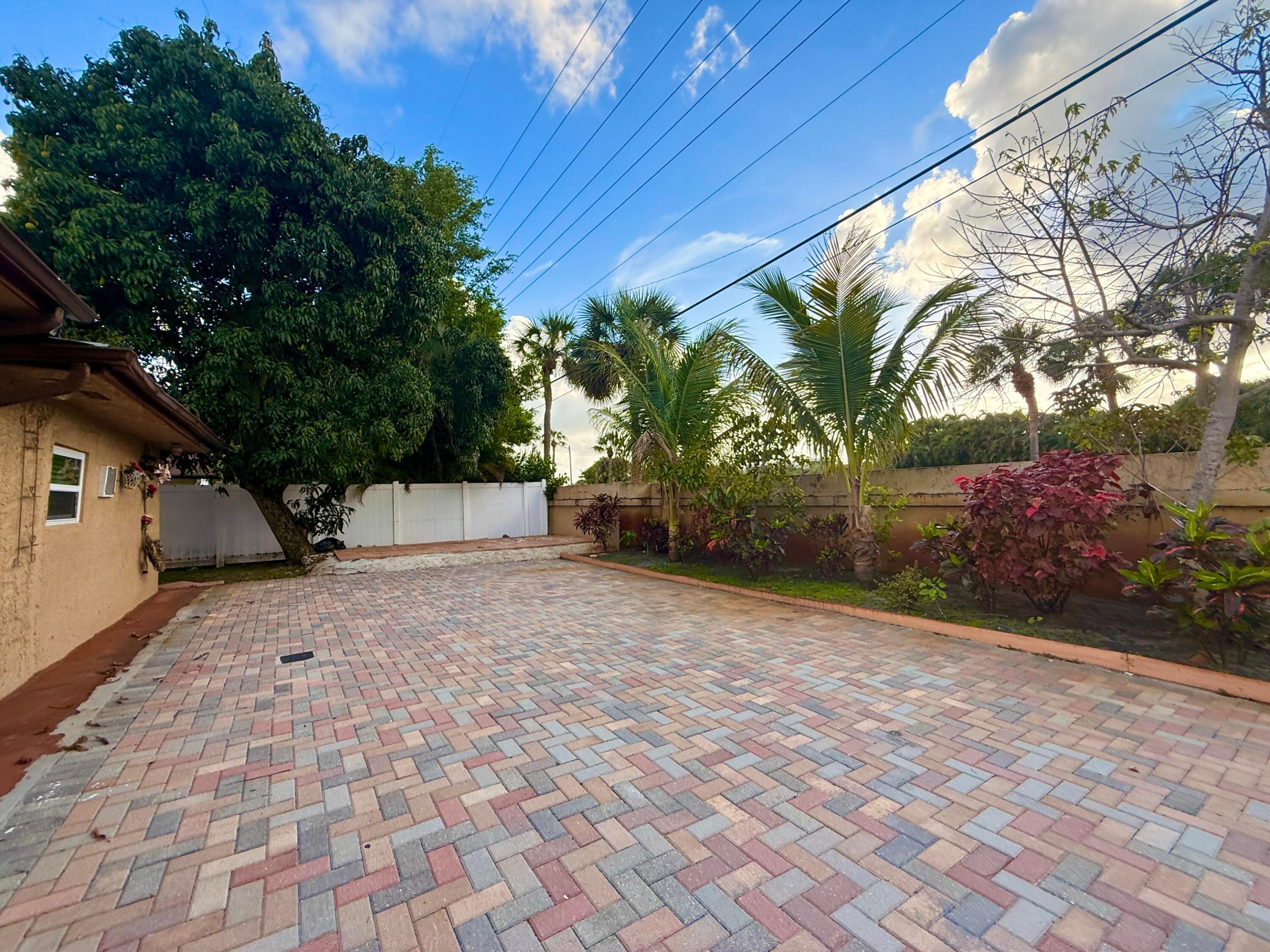 5279 W Woodstone Cir Circle W