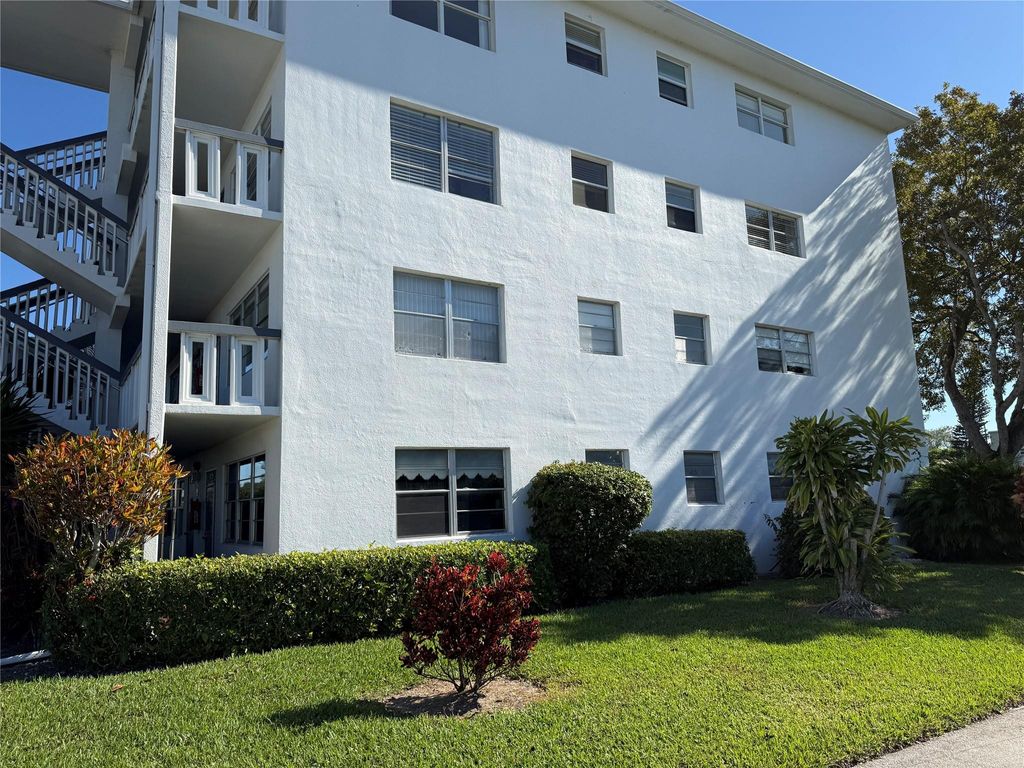 Photo of 2024 Harwood C #2024, Deerfield Beach, FL 33442 (MLS # F10549565)