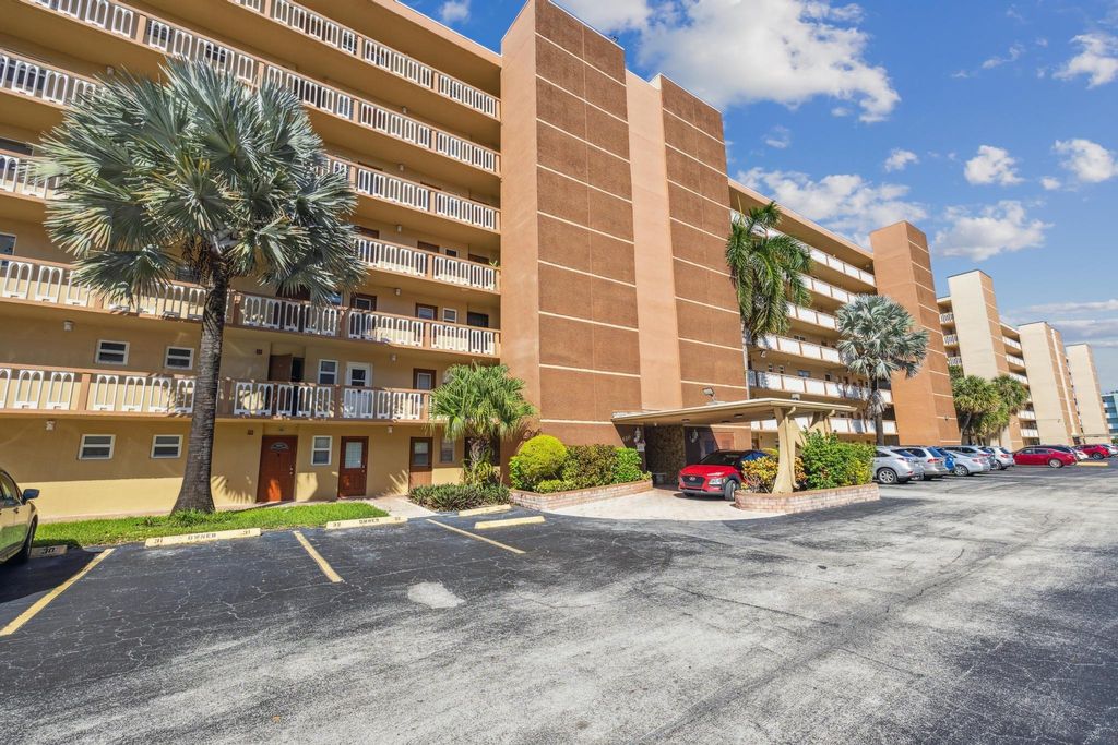 Photo of 610 NE 12th Avenue #304, Hallandale Beach, FL 33009 (MLS # F10408587)