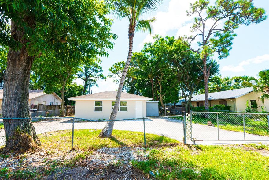 Multifamily - Builder opportunity / Investor alert: Land Use: SFR (0100) Zoning: RM/MULTI-FAMILY RESIDENTIAL (MEDIUM DENSITY) DISTRICT - A tiny house sits on a large lot just under 9000 sq ft and zoned multi-family . Brings in $2175 per month rental income. Multifamily neighborhood section of green acres/ Lake Worth area just off Haverhill. Completely fenced , circular driveway and NEW Roof!! Cash only.