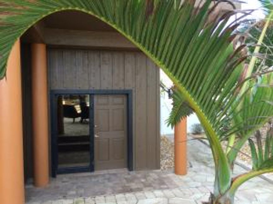 Beautiful completely remodeled direct private oceanfront apt. Very cozy and lots of room. Complete kitchen. Laundry on site 
Grill and outdoor kitchen available