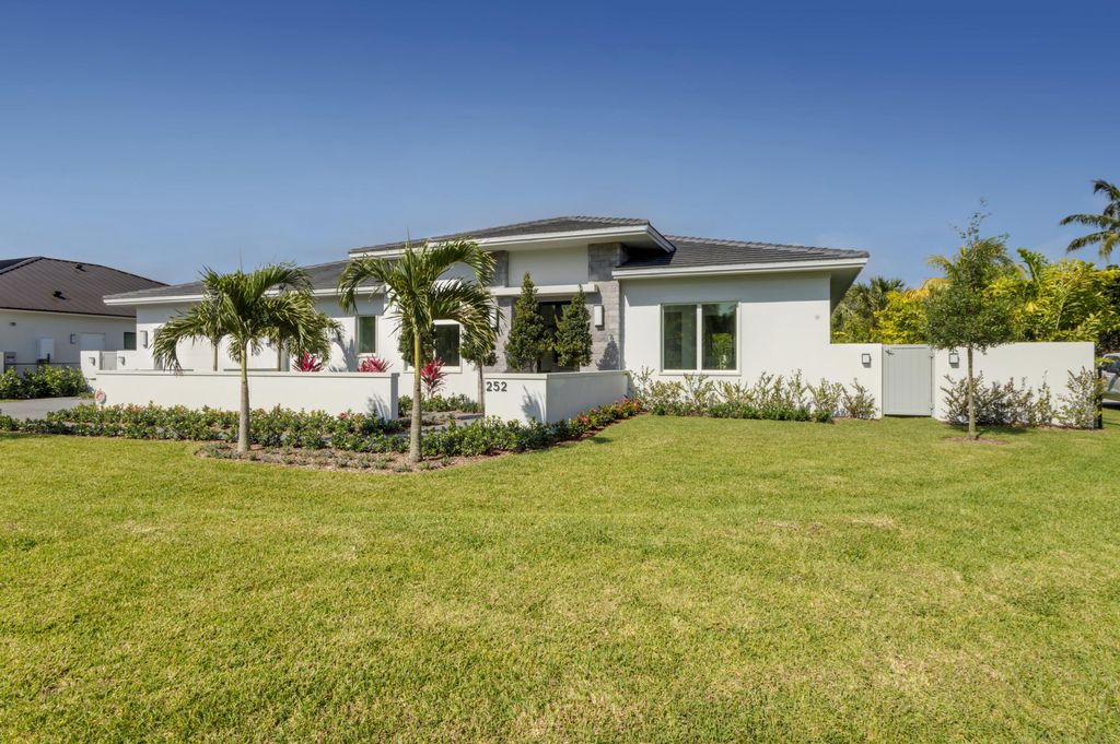 Photo of 252 NE 17th Street, Delray Beach, FL 33444 (MLS # R11079079)