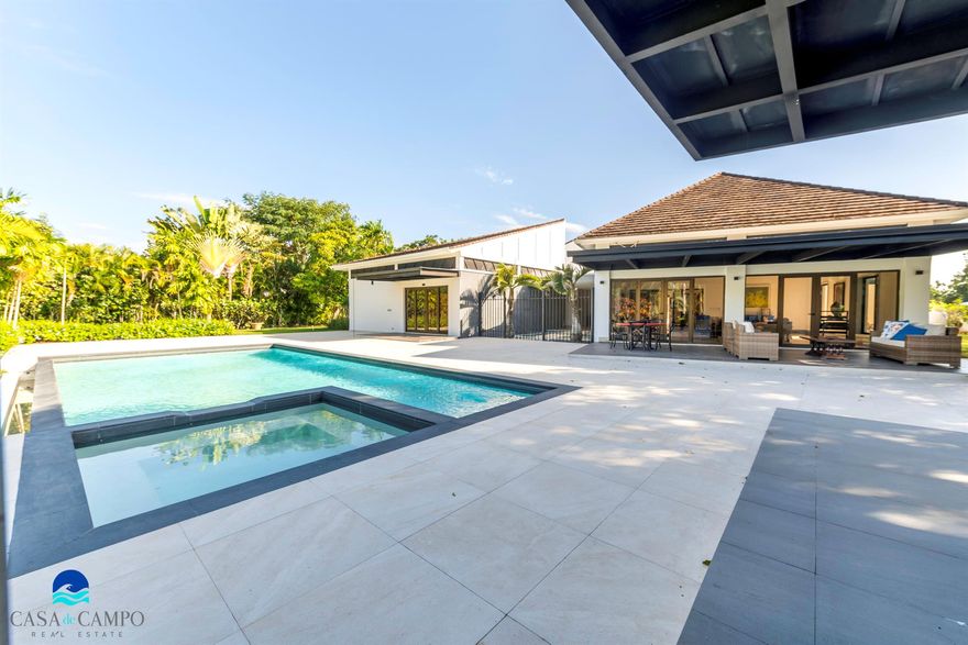 This beautiful villa has an incredible garden with a fantastic view.