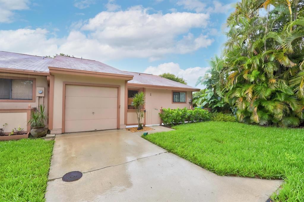 Photo of 1 Farnworth Drive, Boynton Beach, FL 33426 (MLS # R10746375)