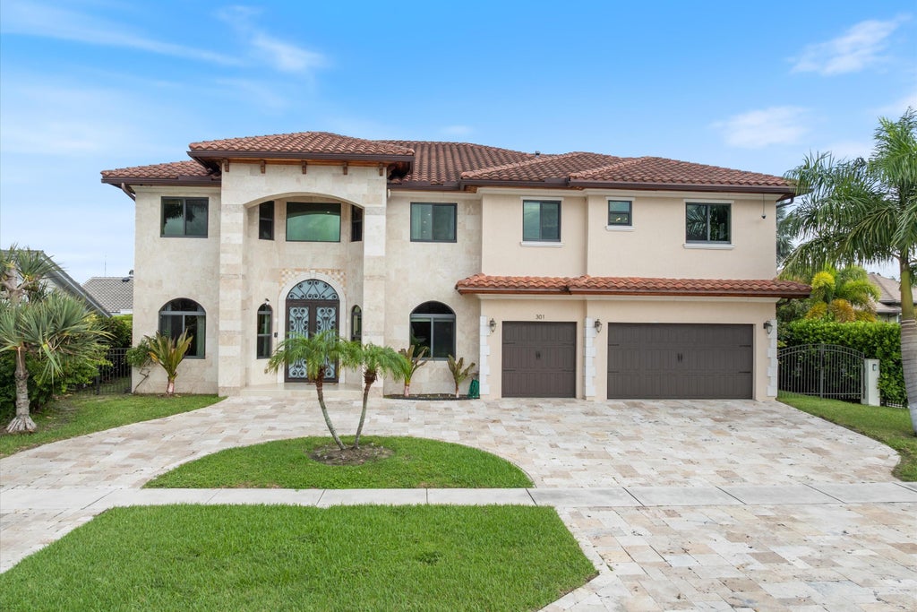 Photo of 301 SANDALWOOD Lane, Boca Raton, FL 33487 (MLS # B26073190)