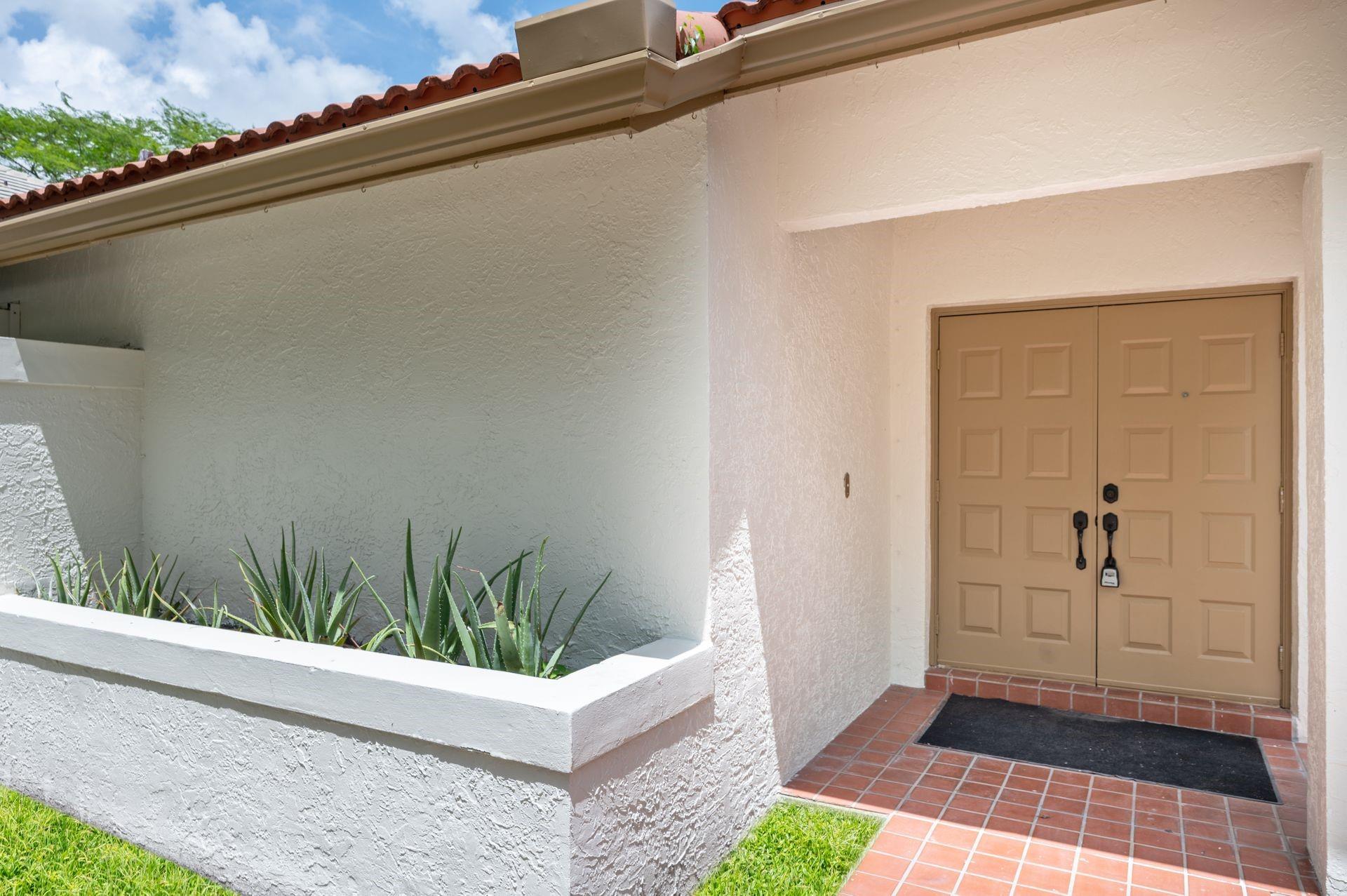 1041 AMHERST AVE, Davie, FL, 33325/$820,000 3 1041 AMHERST AVE