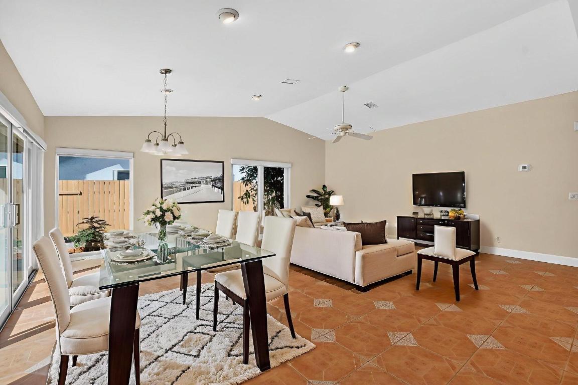 6801 Hollandaire Drive W