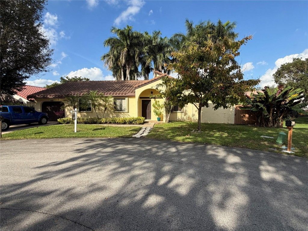 Photo of 2925 Azalea Drive, Hollywood, FL 33026 (MLS # F10538950)