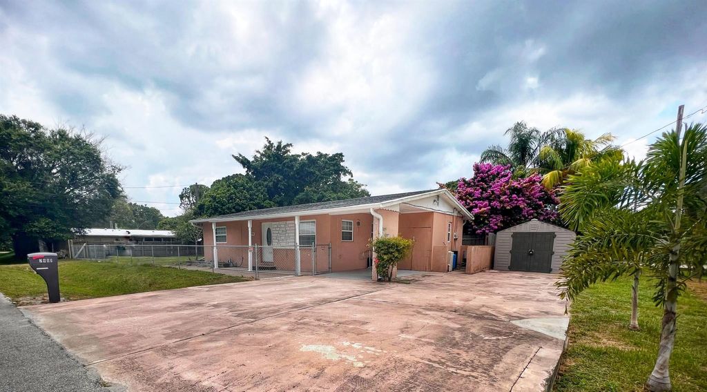 Photo of 2901 Summit Street, Fort Pierce, FL 34982 (MLS # R10902292)