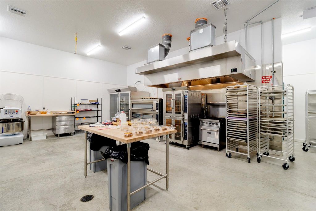 Photo of 3700 SW 9th Street #102, Vero Beach, FL 32968 (MLS # F10556178)