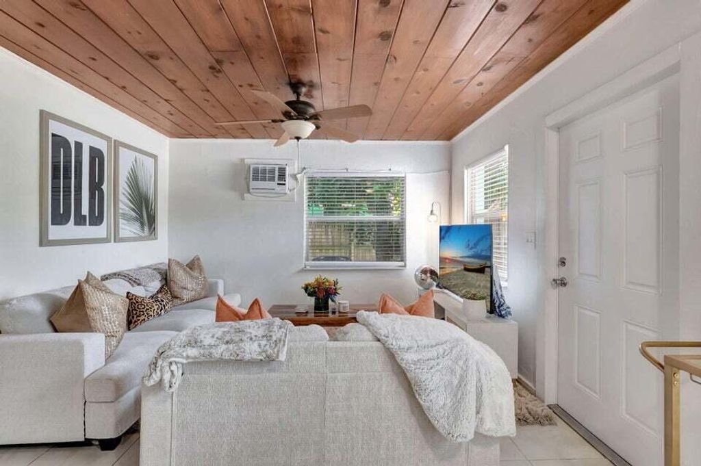 Photo of 327 SE 3rd Avenue, Delray Beach, FL 33483 (MLS # B26023851)