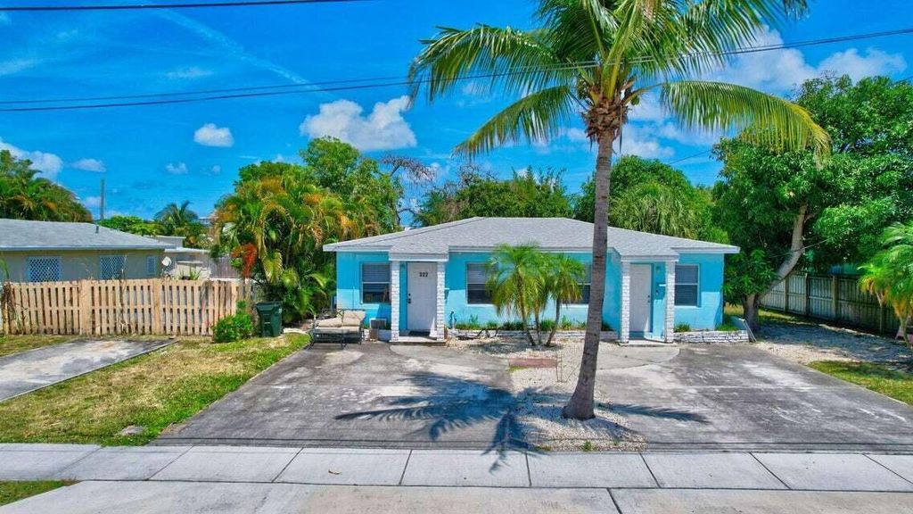 Photo of 327 SE 3rd Avenue, Delray Beach, FL 33483 (MLS # B26023851)
