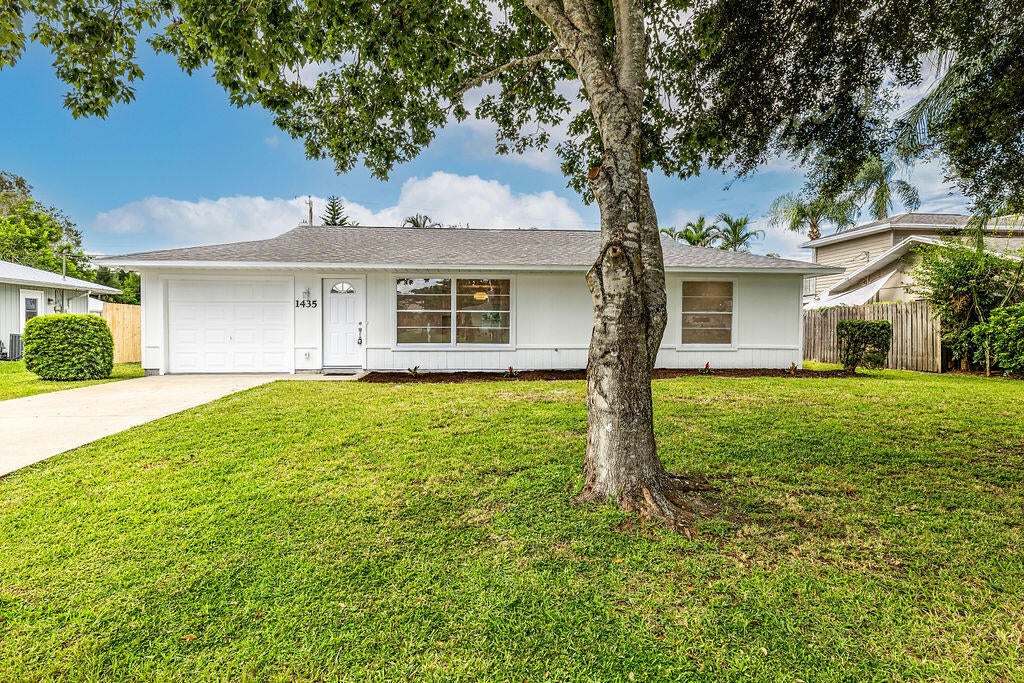 Photo of 1435 30TH Avenue, Vero Beach, FL 32960 (MLS # B26078735)