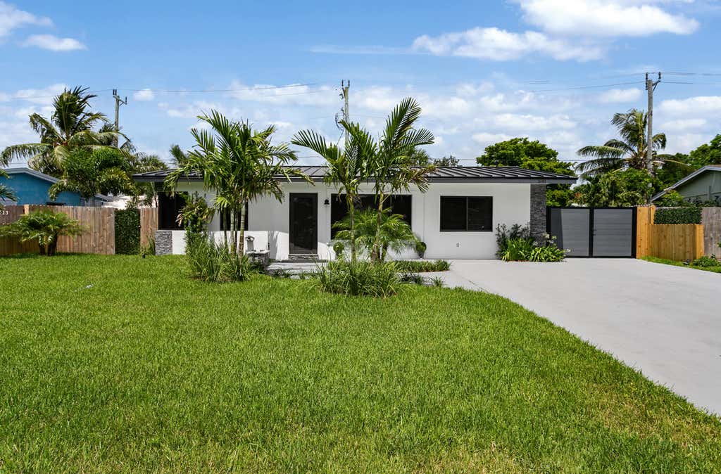 Photo of 3141 NE 14th Avenue, Pompano Beach, FL 33064 (MLS # B26042664)