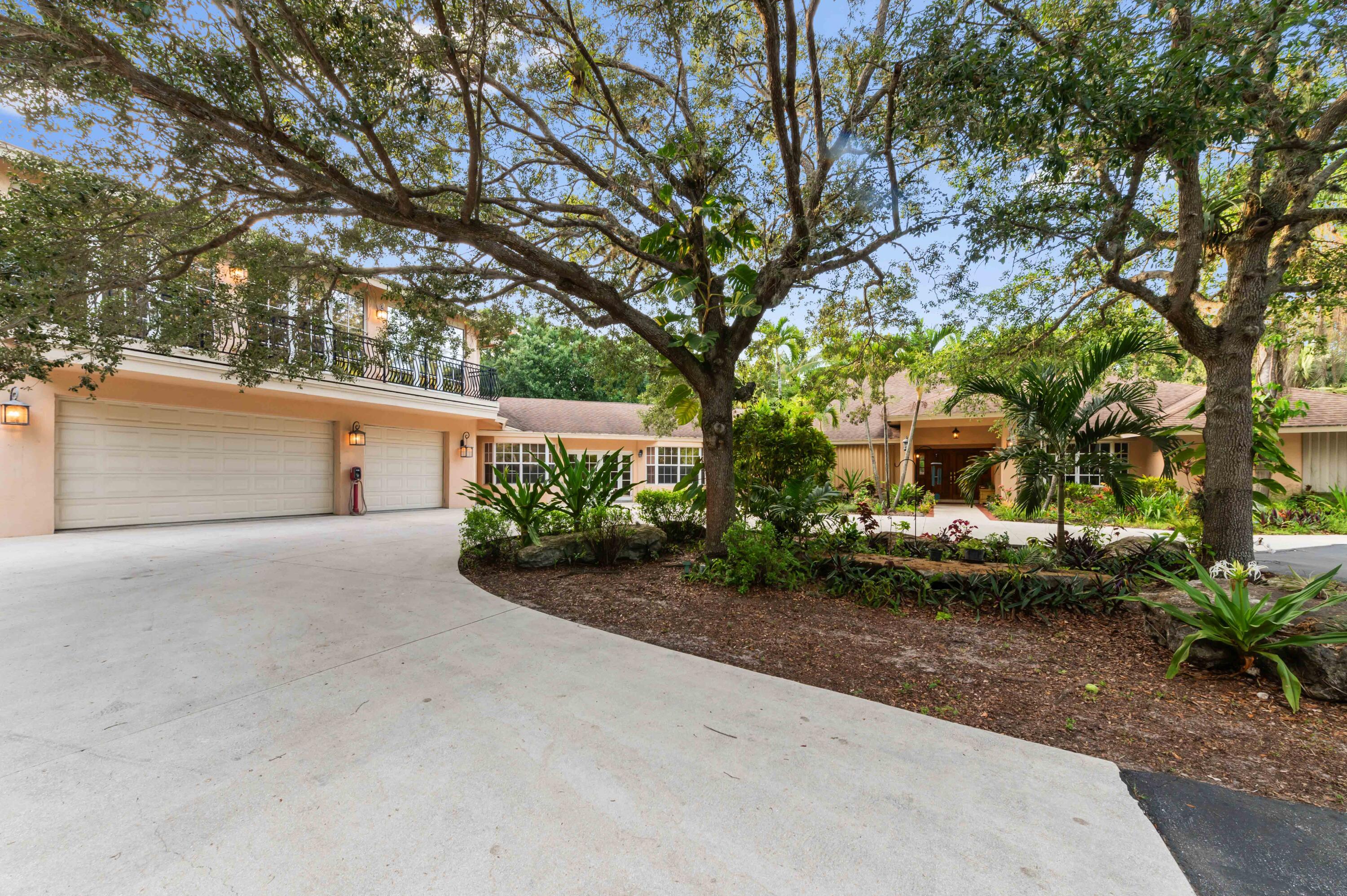 6935 Pioneer Road, West Palm Beach, FL, 33413/$1,850,000 2 6935 Pioneer Road