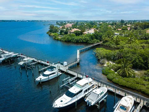 742 SW Palm Cove Drive, Palm City, FL MLS: R10946130