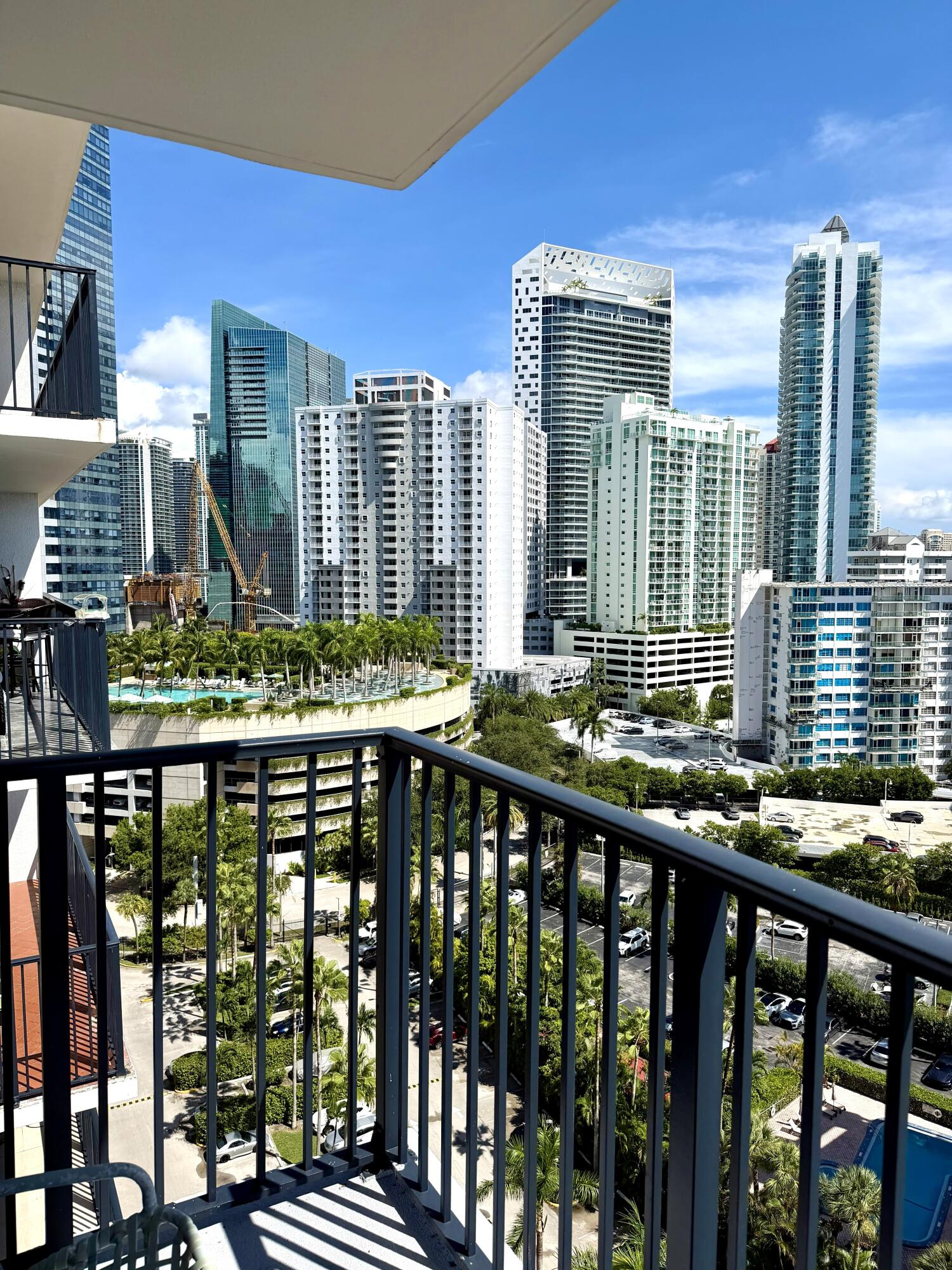 1450 BRICKELL BAY Drive 1702, Miami, FL, 33131/$450,000 4 1450 BRICKELL BAY Drive 1702