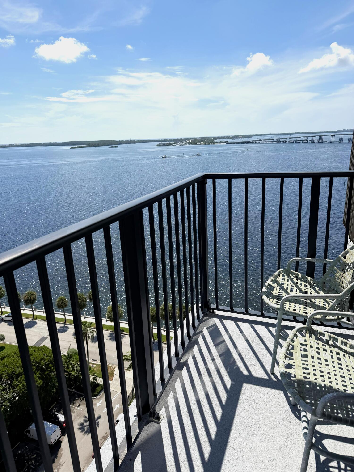 1450 BRICKELL BAY Drive 1702, Miami, FL, 33131/$450,000 3 1450 BRICKELL BAY Drive 1702