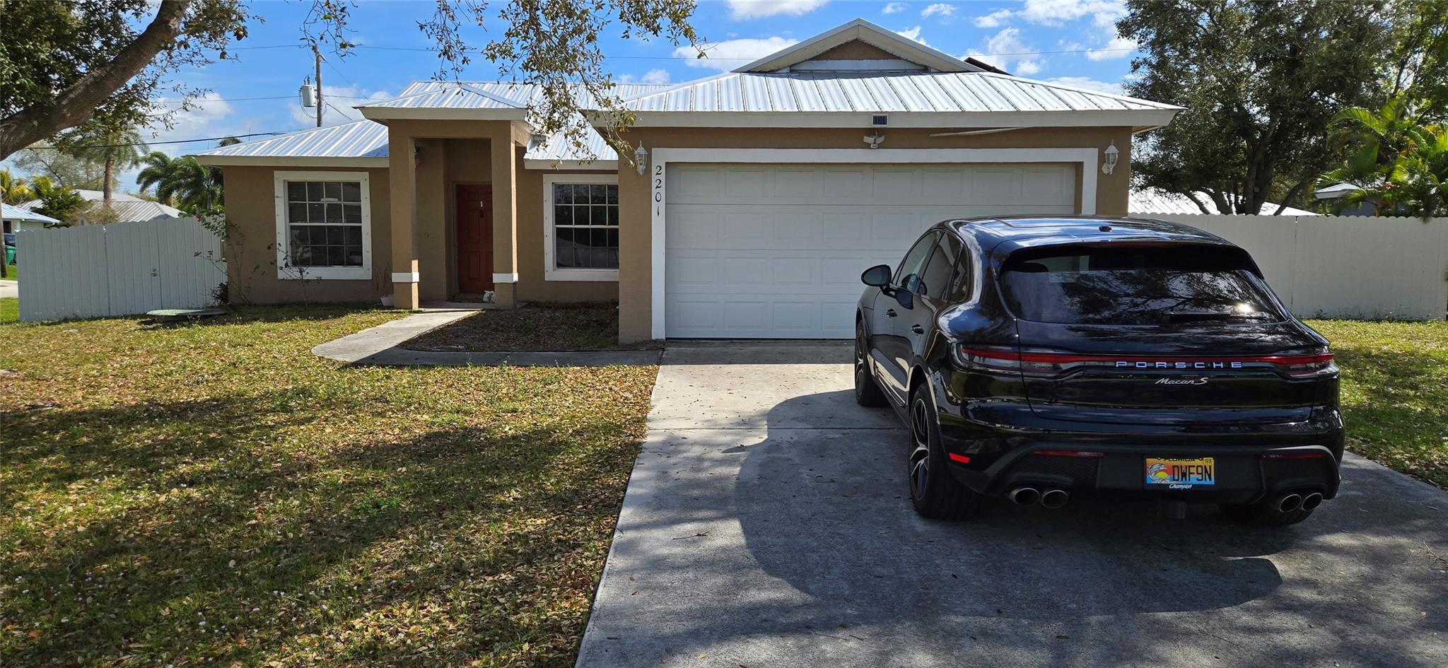 This home is a recent foreclosure. Nice 3 bedroom and 2 bath home in very nice condition.
Extra large corner lot. New metal roof in 2022.