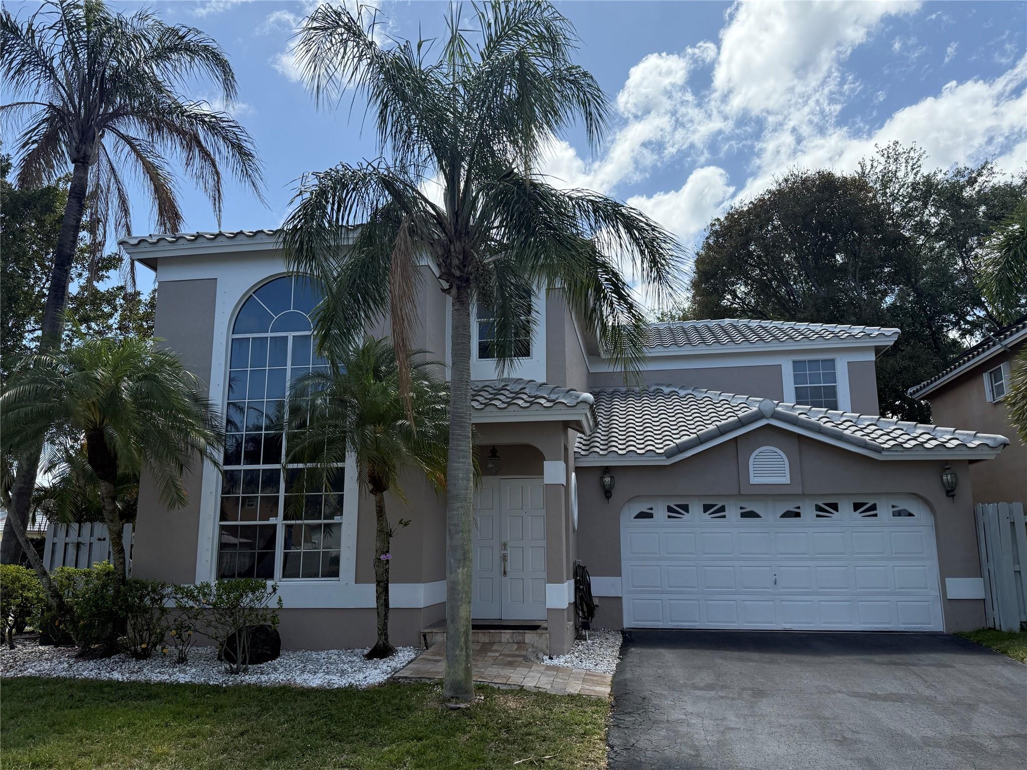 Beautiful house all remodeled, very bright and cozy, 3 bedrooms, 3 full baths, new roof.
Ready for you and your family. Great schools in the area, right in the heart of coconut creek city.